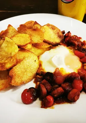 Huevos Enchorizados con Papas Chips